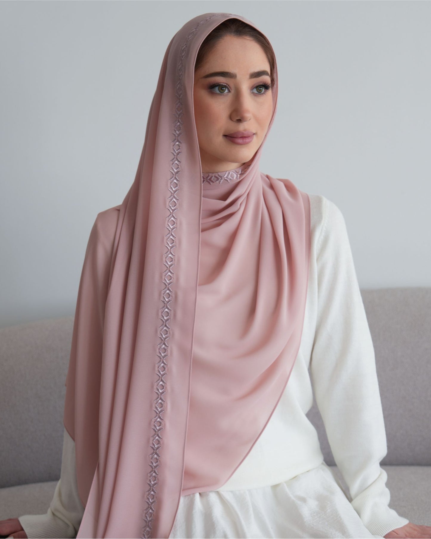 châle en crêpe chiffon brodé couleur rose