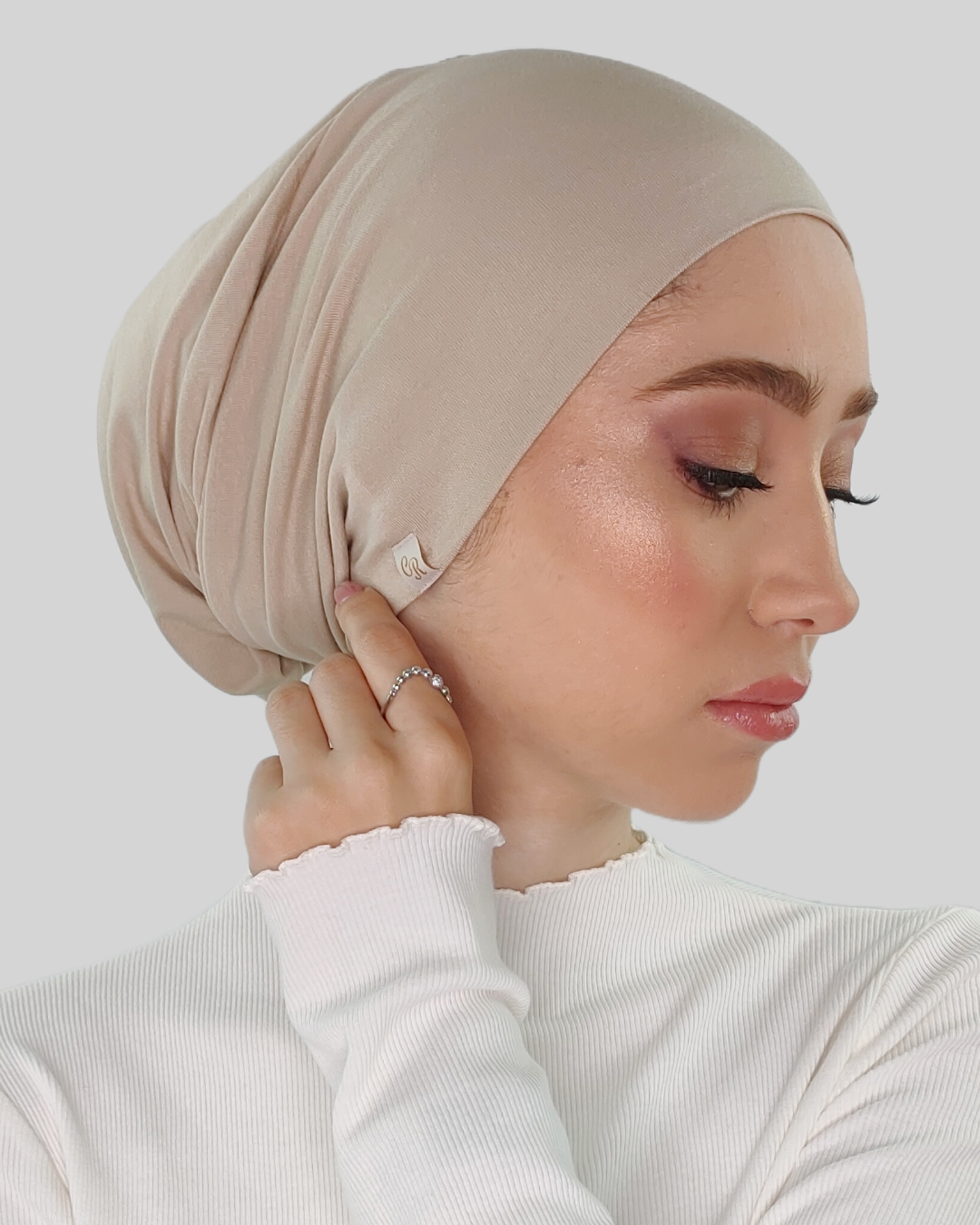 bonnet beige sous hijab vue de profil