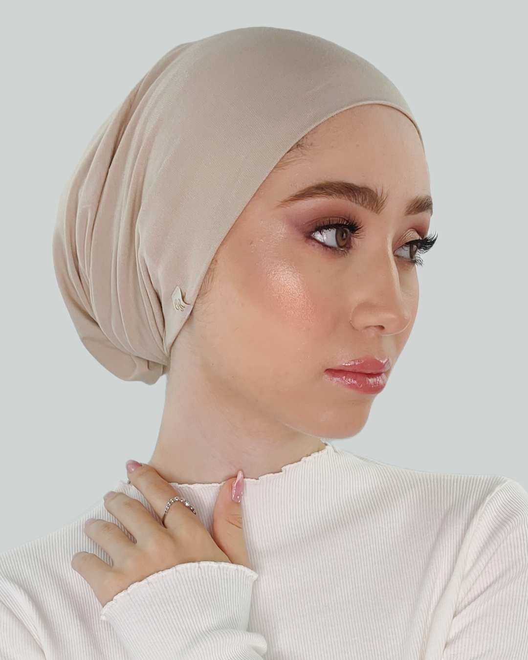 bonnet beige sous hijab