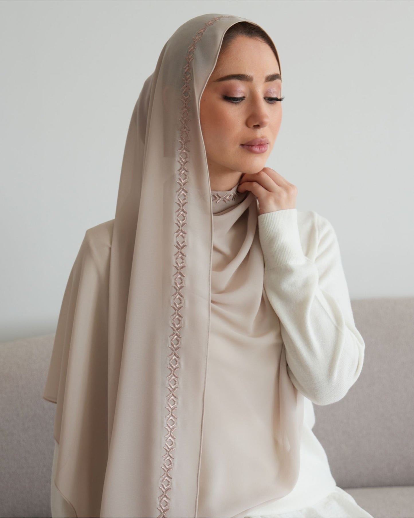 châle en crêpe chiffon brodé couleur beige