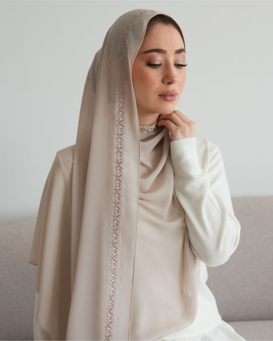 châle en crêpe chiffon brodé couleur beige