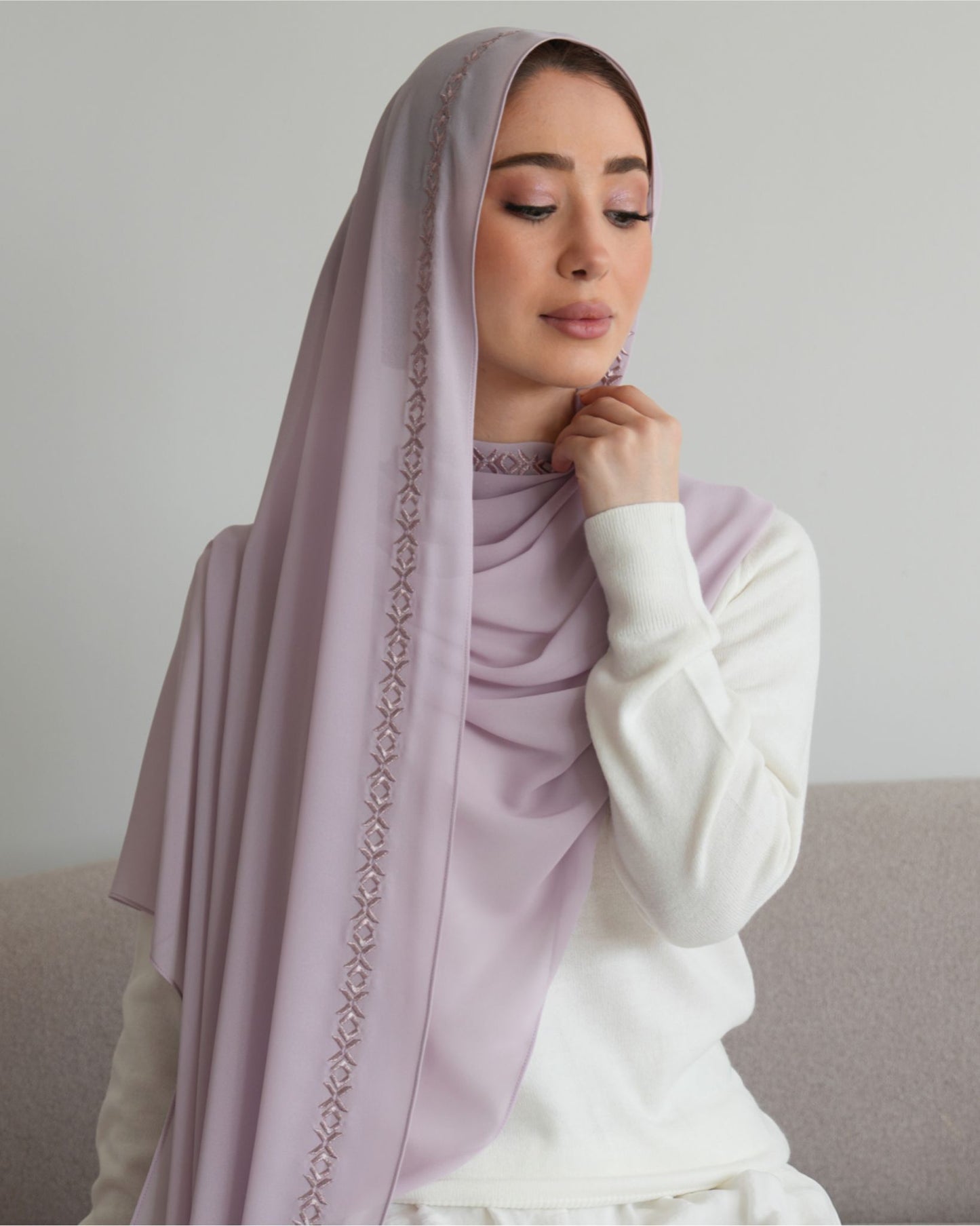 châle en crêpe chiffon brodé couleur lilac vue de profil