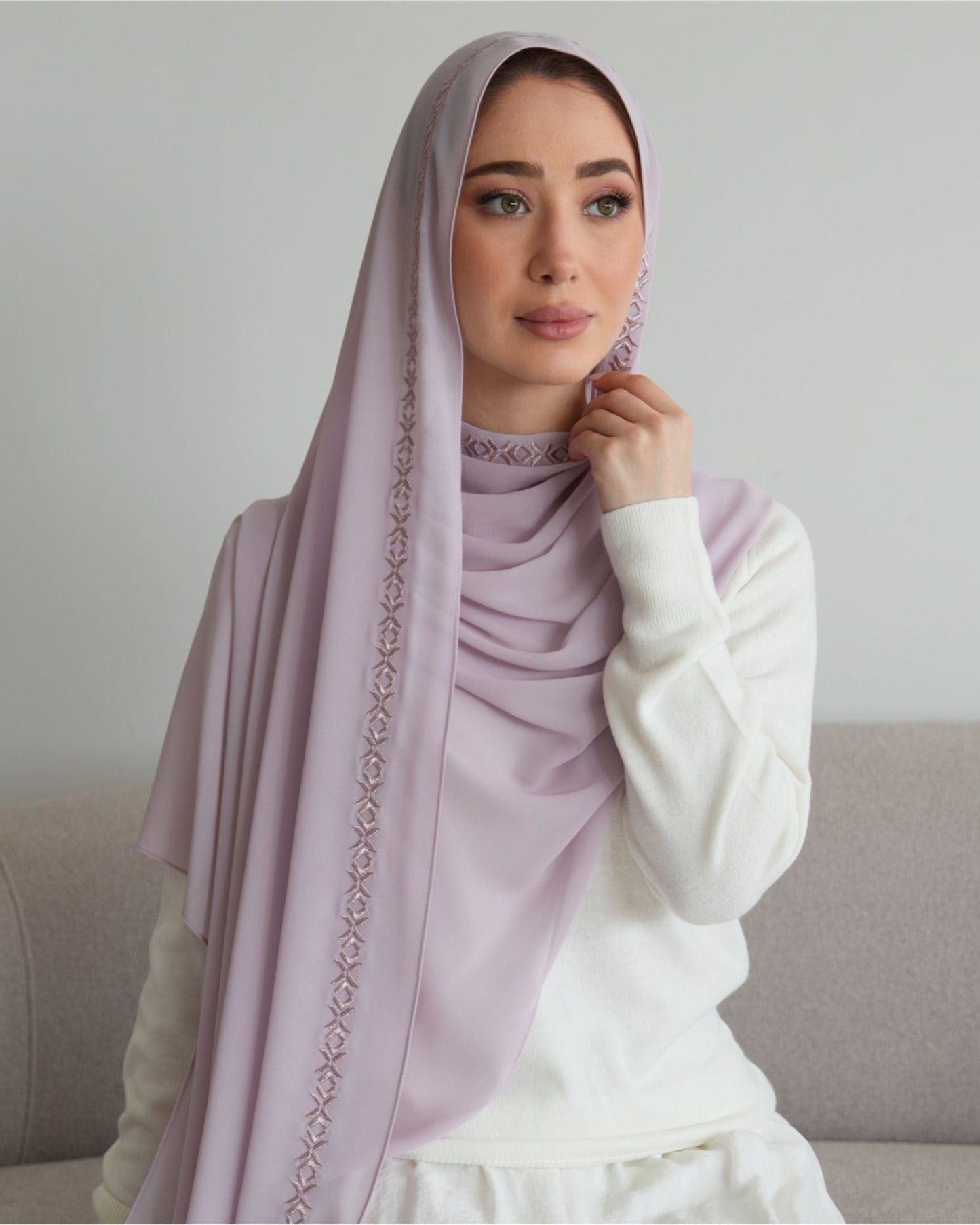 châle en crêpe chiffon brodé couleur lilac vue de face