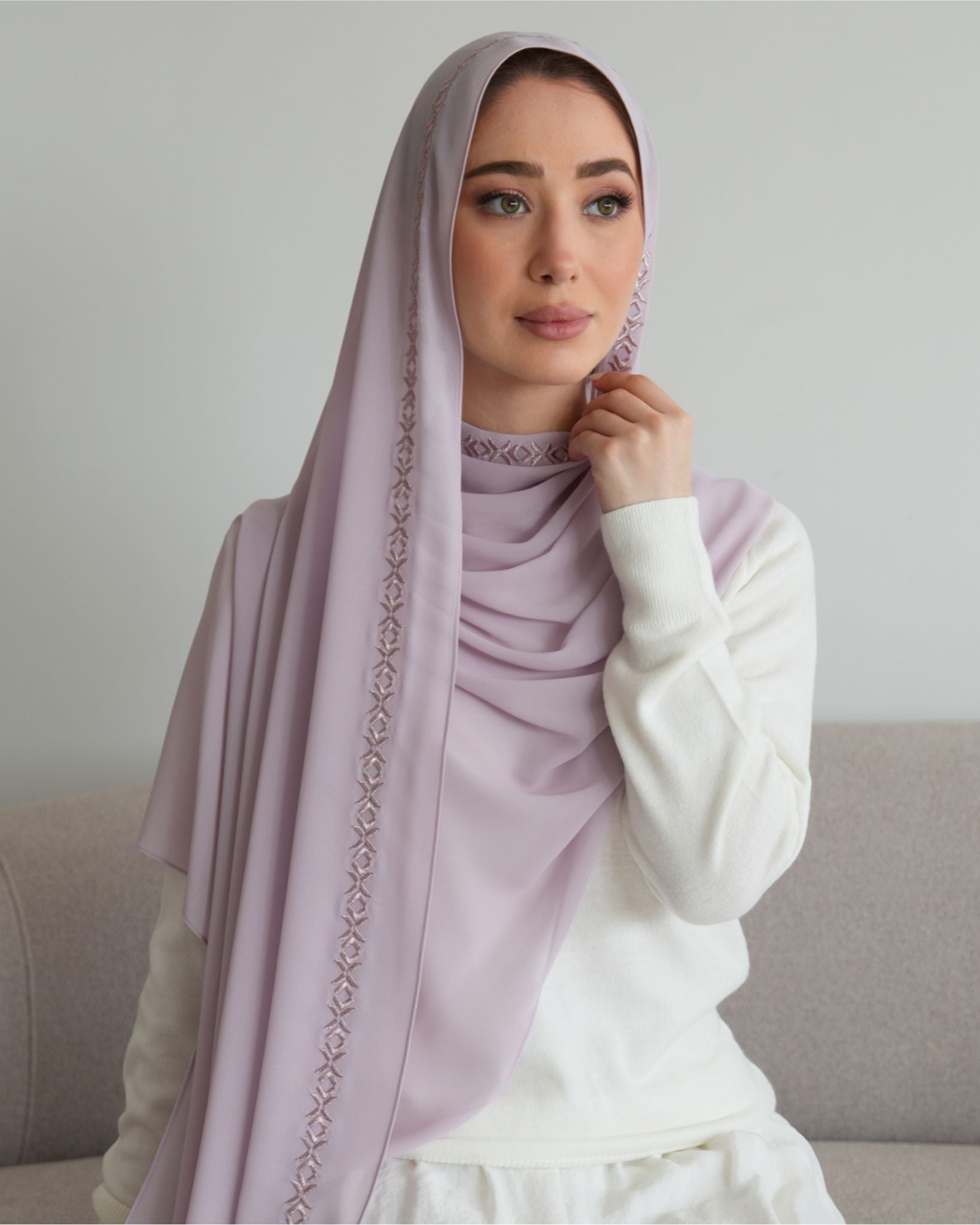 châle en crêpe chiffon brodé couleur lilac vue de face