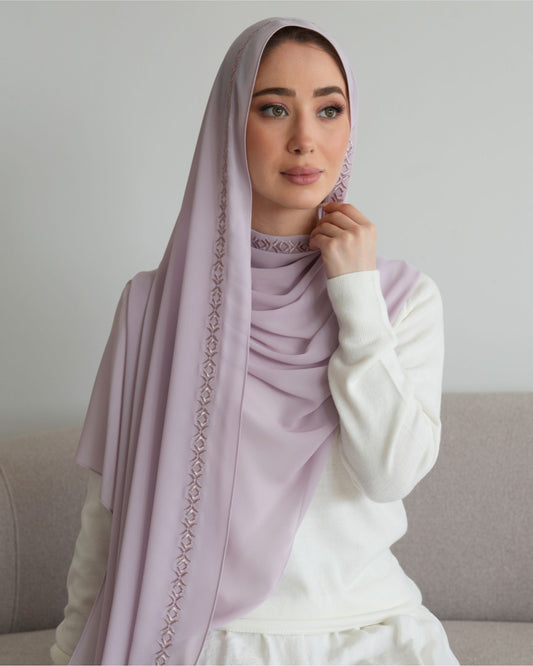 châle en crêpe chiffon brodé couleur lilac vue de face