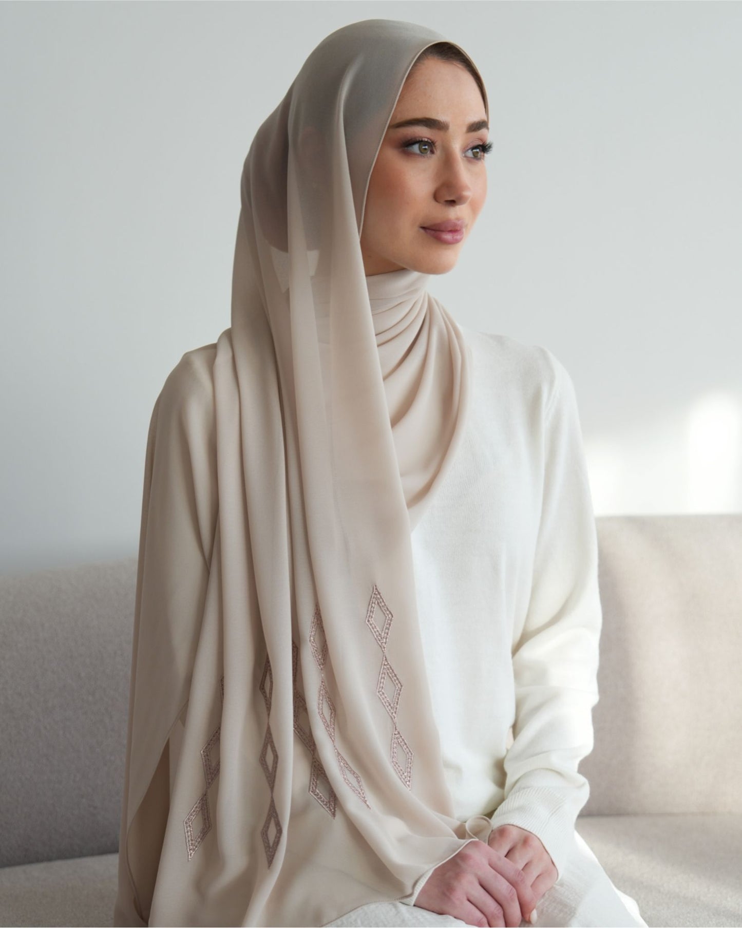 châle en crêpe chiffon brodé motif losanges