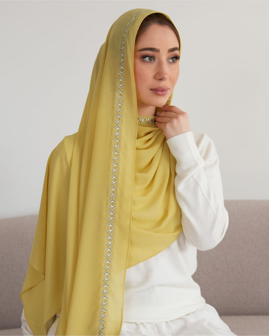 châle en crêpe chiffon brodé couleur moutarde