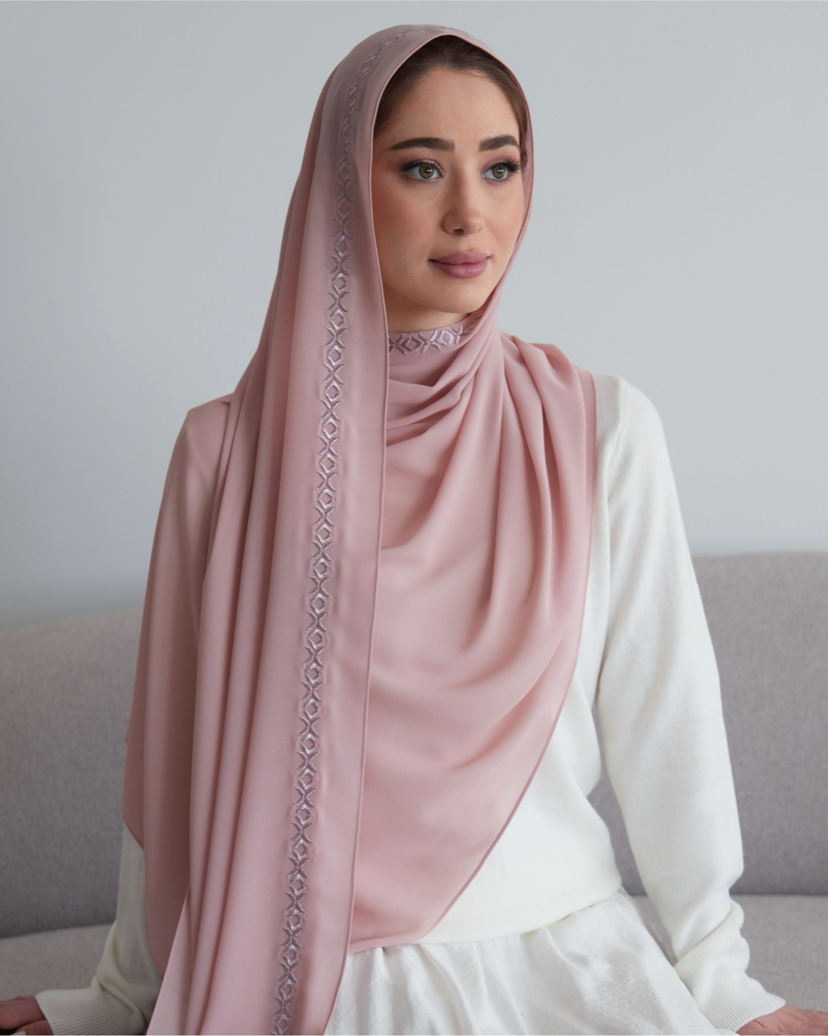 châle en crêpe chiffon brodé couleur rose