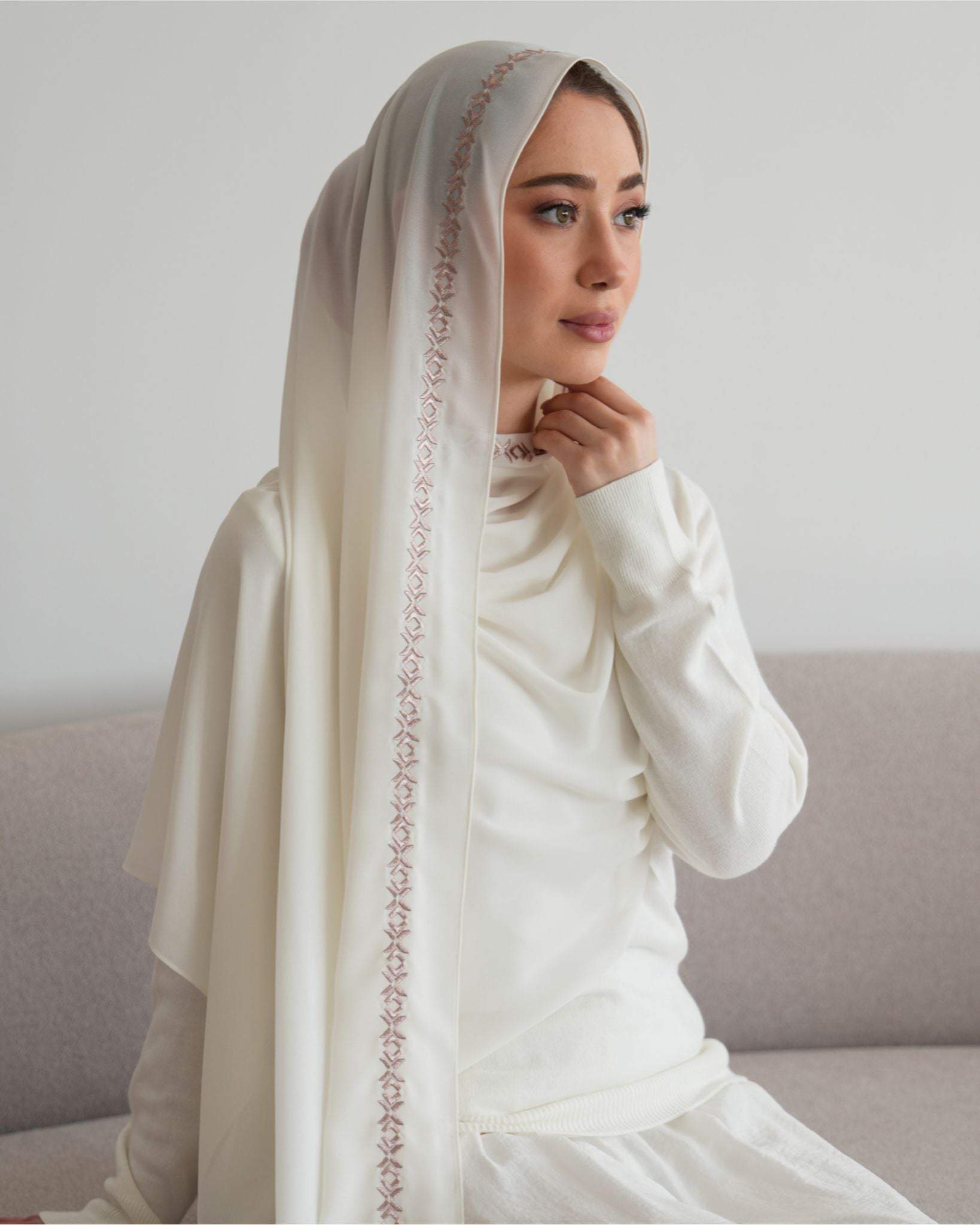 châle en crêpe chiffon brodé couleur blanche