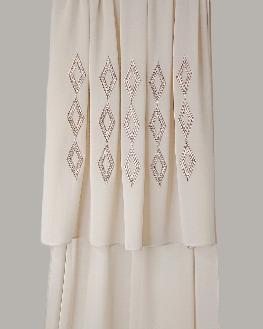 châle en crêpe chiffon brodé motif losanges détails