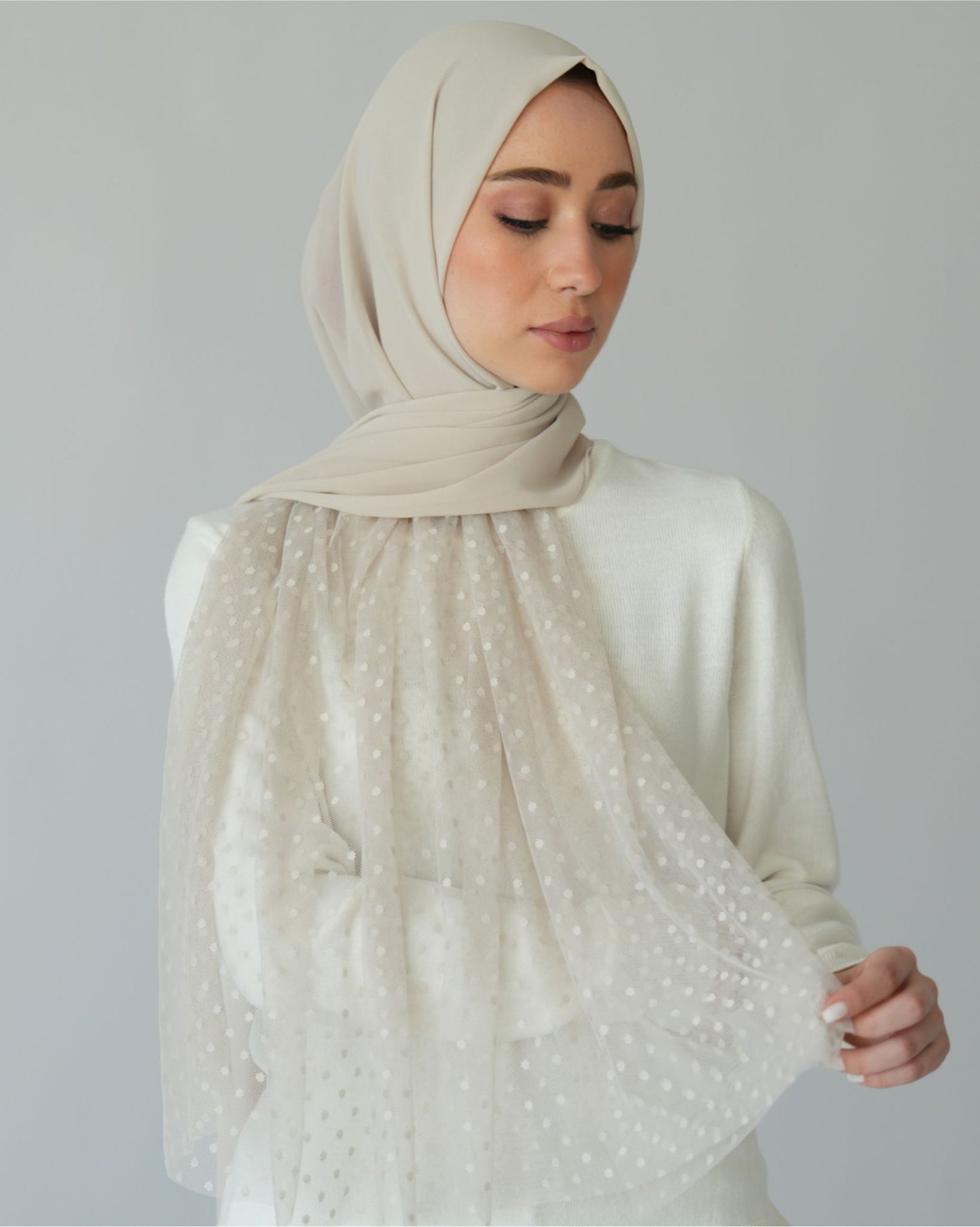 châle en crêpe chiffon et tulle à pois couleur beige vue de détails