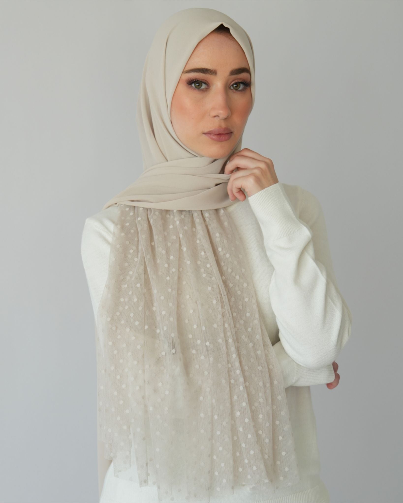 châle en crêpe chiffon et tulle à pois couleur beige