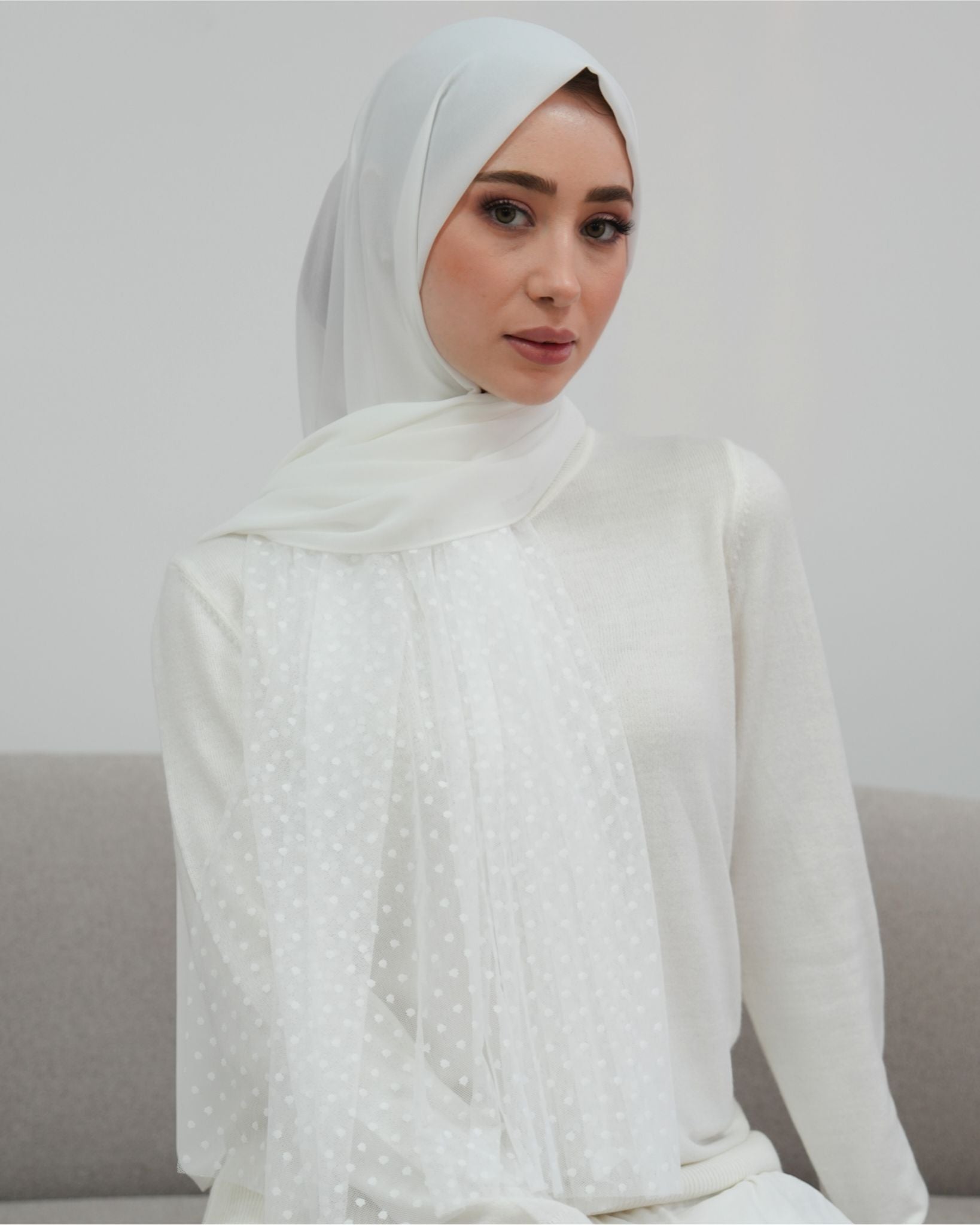 châle en crêpe chiffon et tulle à pois couleur blanche