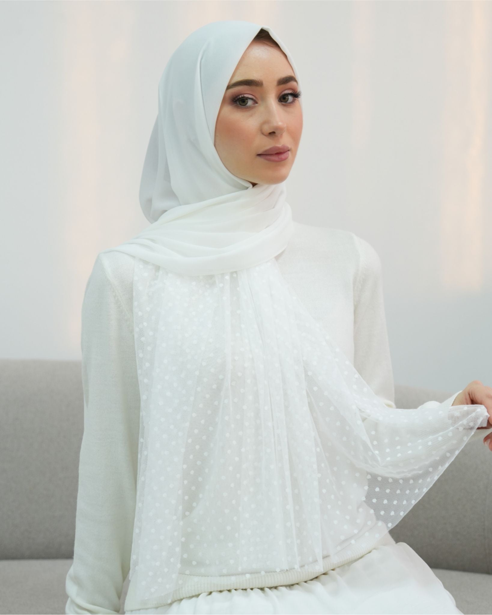 châle en crêpe chiffon et tulle à pois couleur blanche