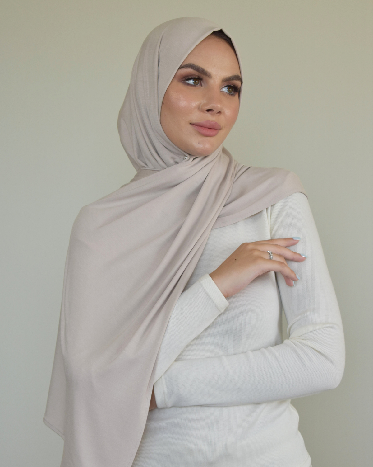 Châle en jersey beige femme – écharpe légère et pratique Crown Scarves