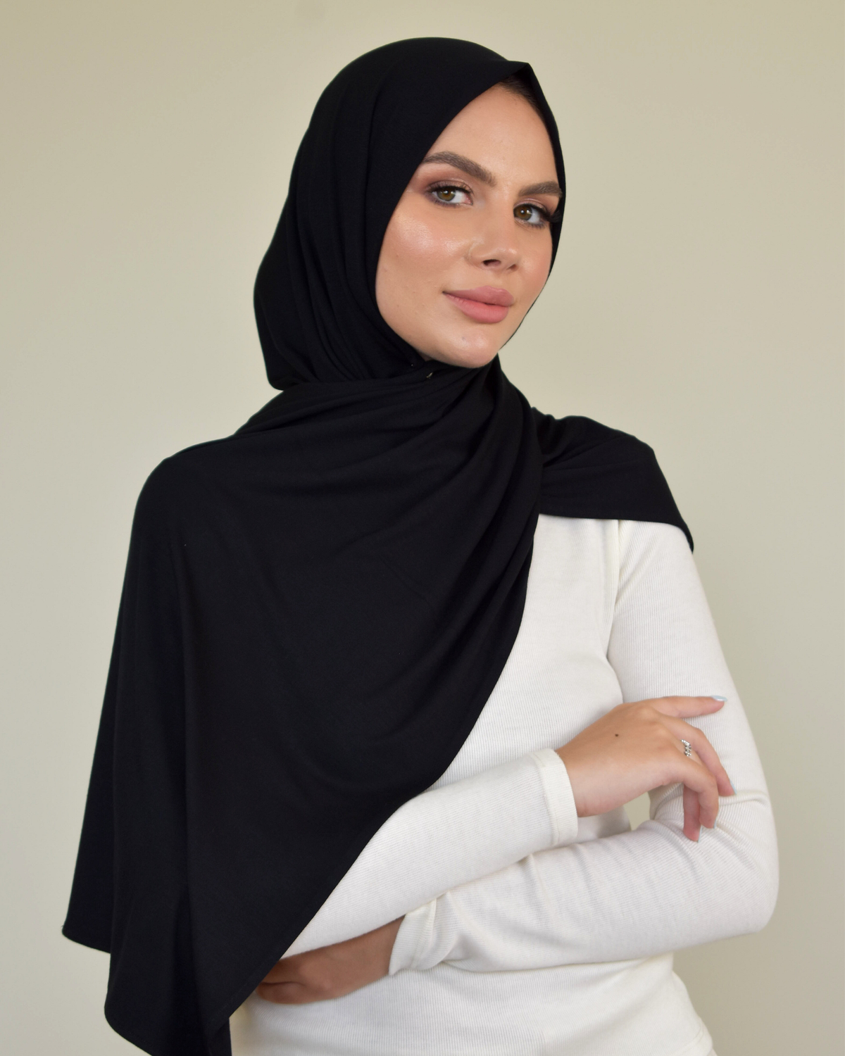 Châle en jersey noir femme – écharpe légère et pratique Crown Scarves
