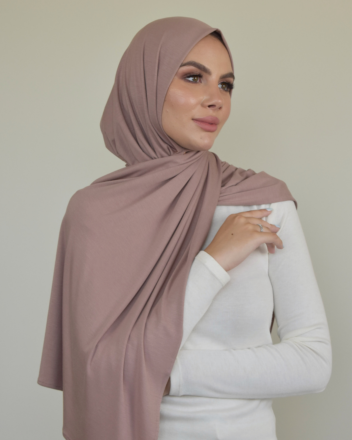 Châle en jersey taupe femme – écharpe légère et pratique Crown Scarves